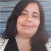 Dirigente di comunita impartisce lezioni di italiano per bambini delle scuole elementari